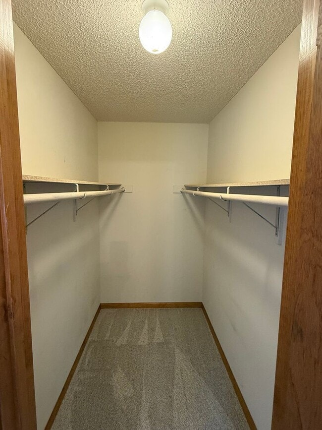 Building Photo - 3916 Fox Ridge Dr