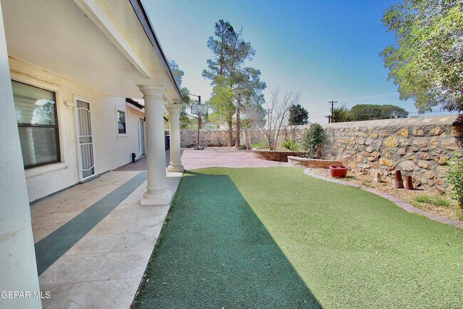 Building Photo - 901 Tepic Dr