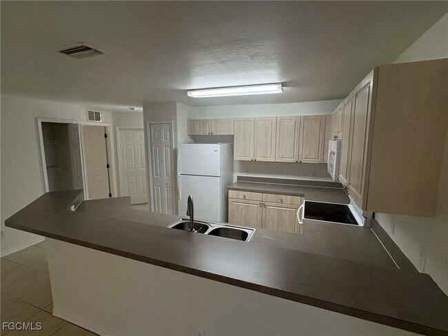 Building Photo - 1321 Diplomat Pkwy E