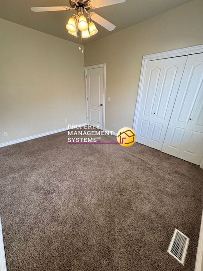 Building Photo - 3 Bedroom Townhome in Layton!