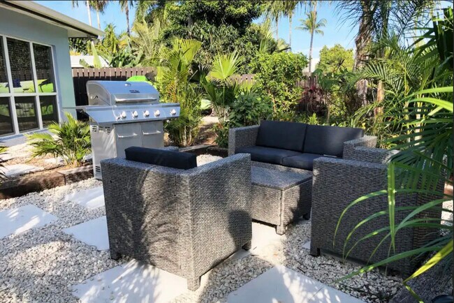 Building Photo - 2164 NE 27th Dr