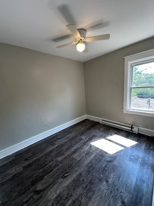 Building Photo - 2527 Edgmont Ave