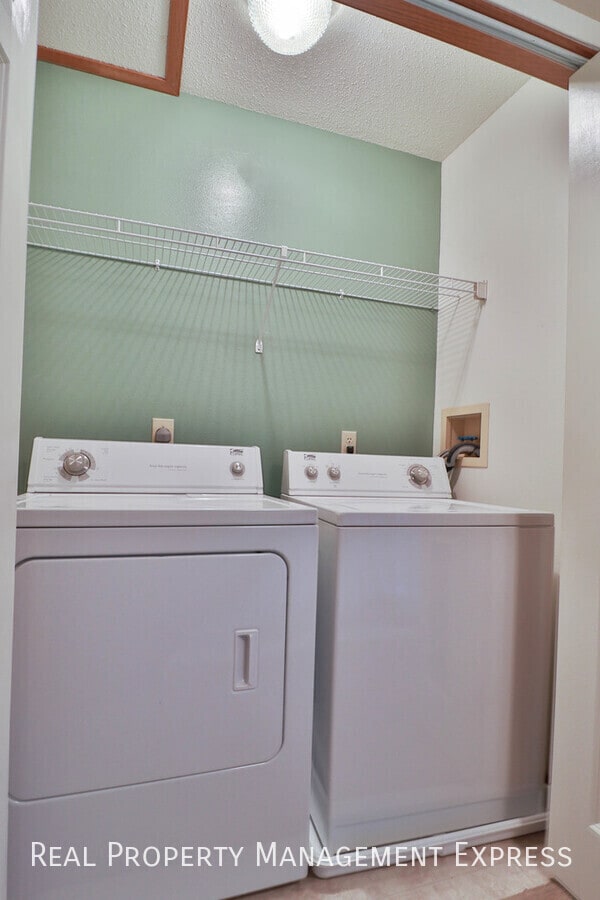 Building Photo - Lovely 2 Bedroom 2.5 Bathroom Townhome