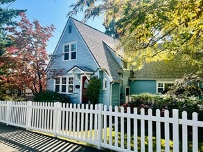 Building Photo - English Cottage Charmer meets Excellence