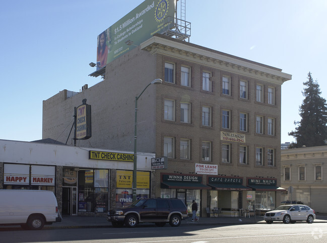 Building Photo - 498 25th St