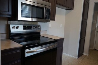 Building Photo - 2421 Indigo Ln