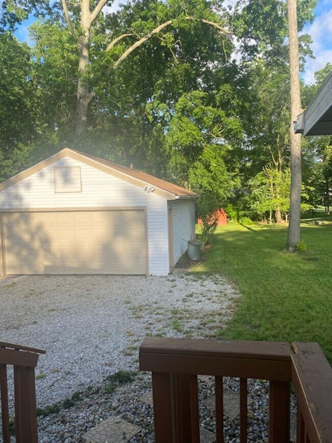 Building Photo - Ranch home with two car garage located on over 1/2 acre