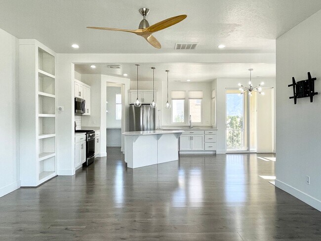 Building Photo - Gorgeous Townhome in South Jordan!