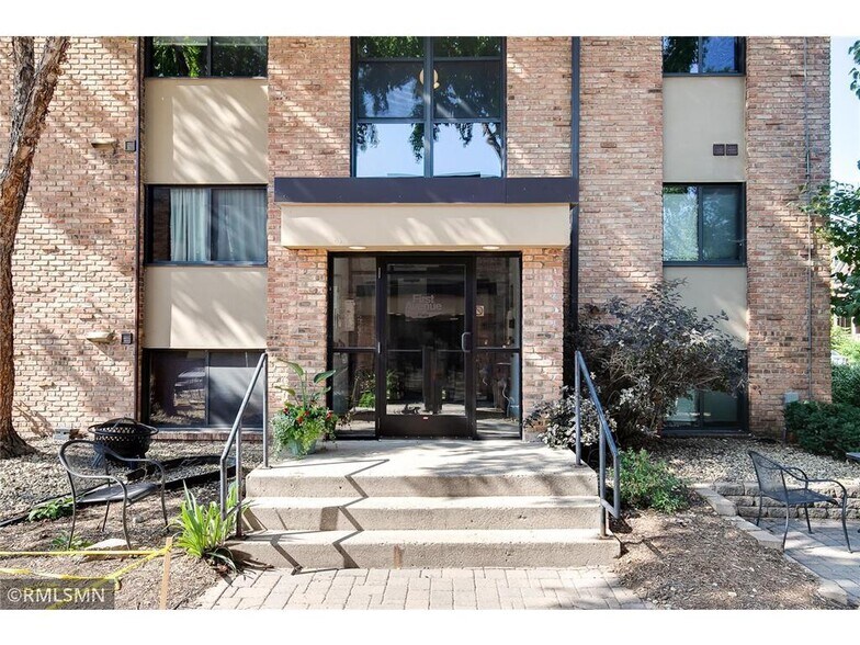 Building Photo - 2532 1st Ave S