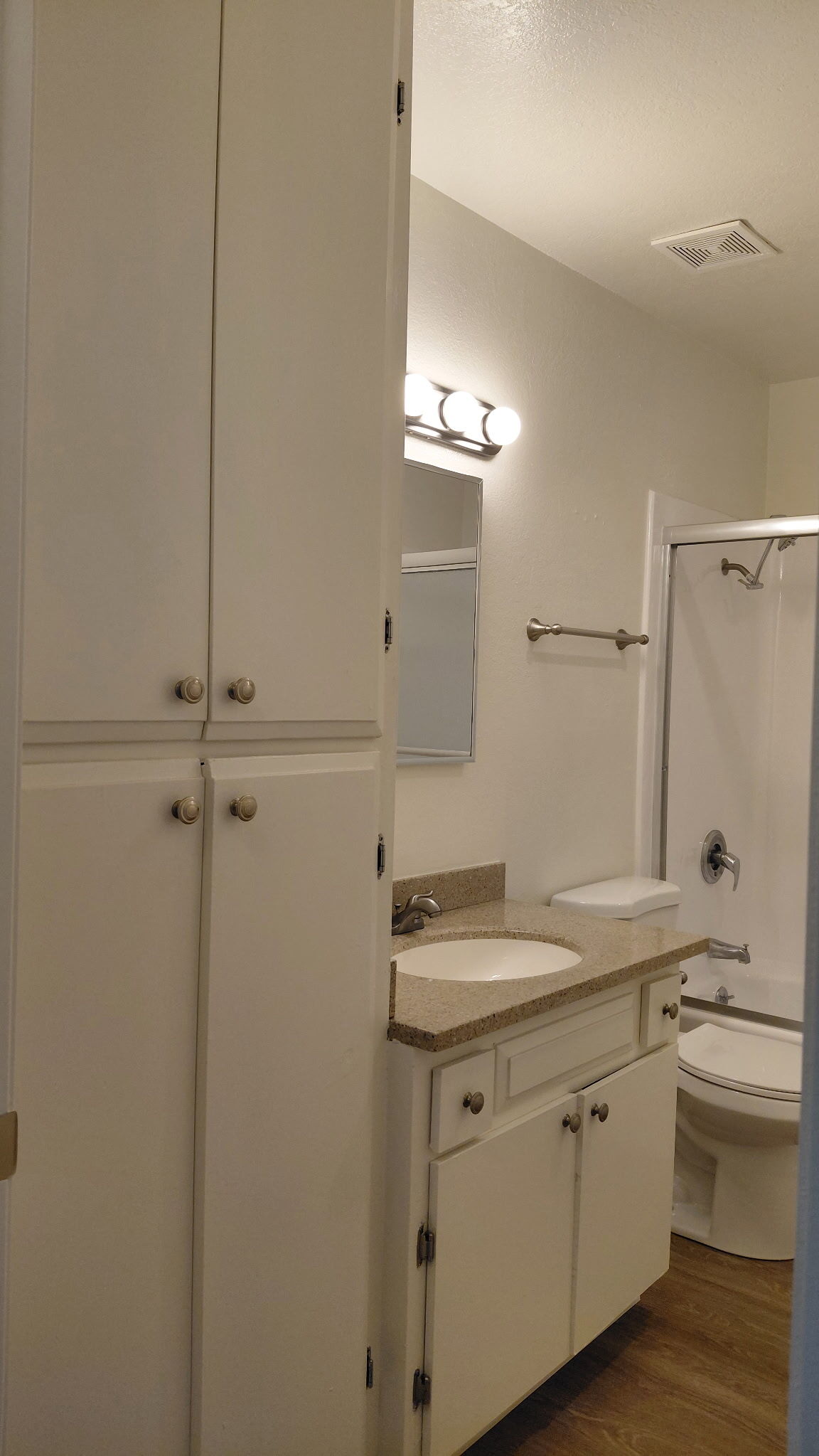 Bathroom - 25 New York St