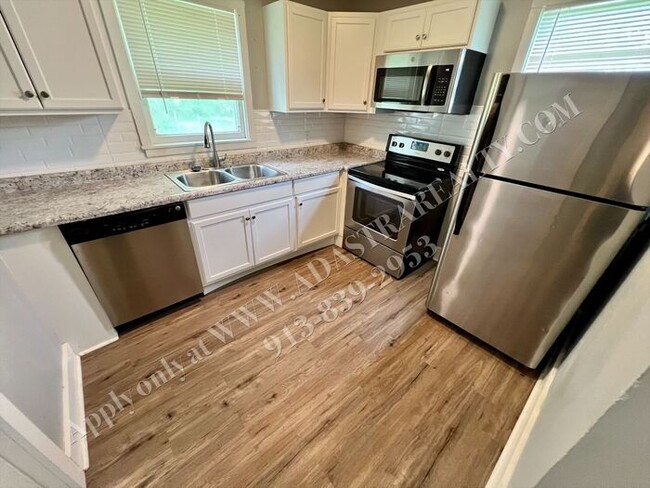 Building Photo - Cozy 2 Bed 1 Bath Duplex in OLATHE-Coming SOON!!