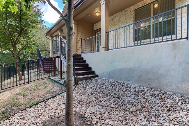 Building Photo - Immaculately Maintained 2/2.5 Townhome In ...