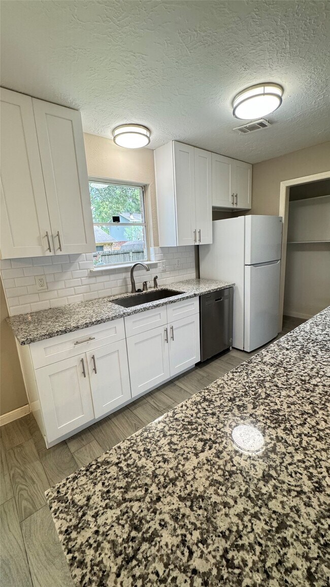 Building Photo - 3303 Glen Spring Dr