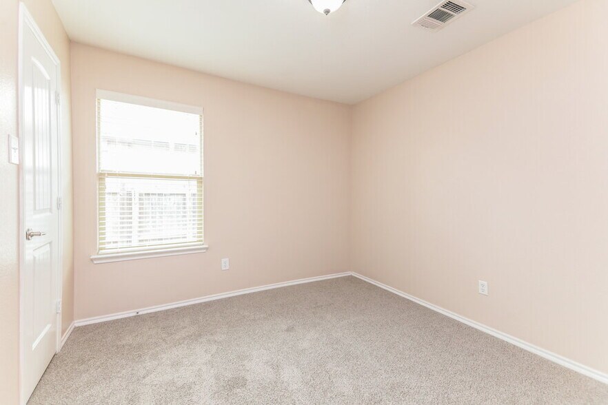 Building Photo - 2033 Club Oak Dr