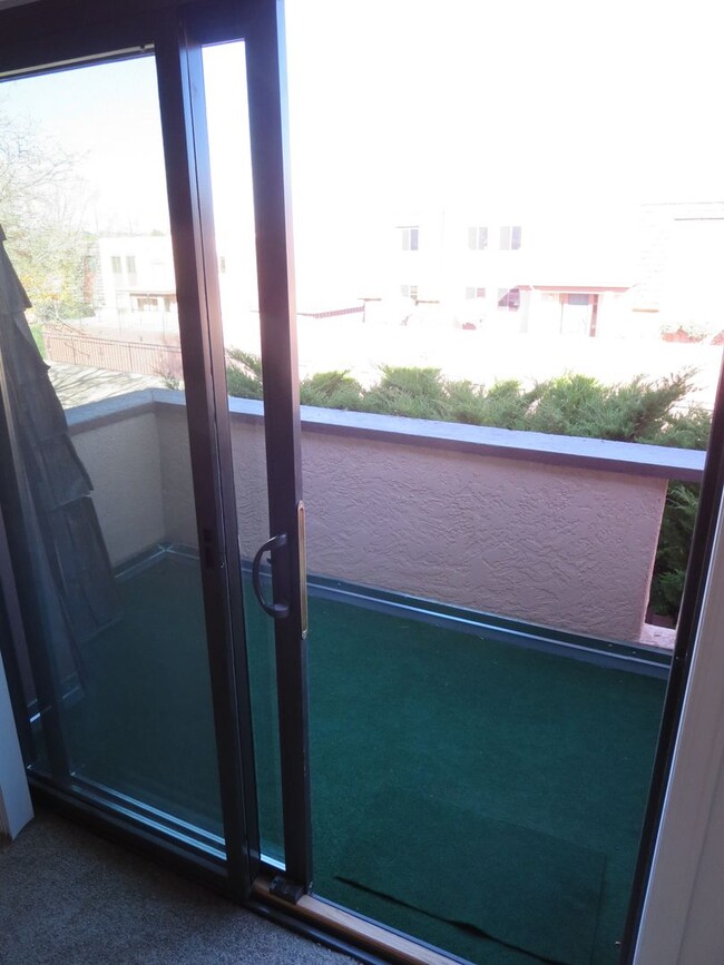 Building Photo - 2 Bed / 2 Bath Top Level Condo with A/C! -...