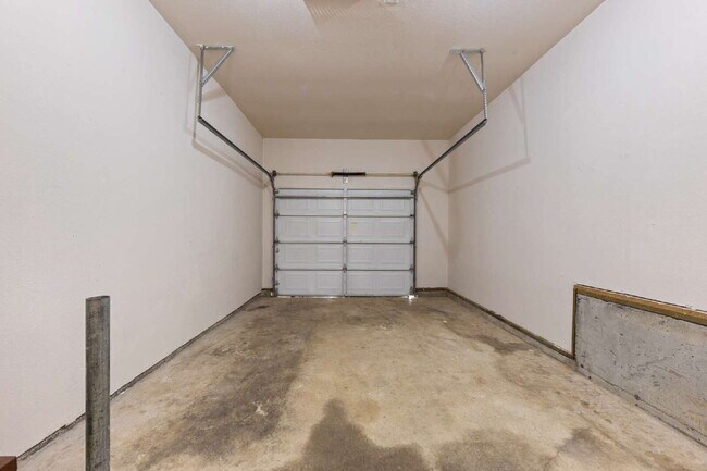Building Photo - Spacious 3 bedroom Duplex