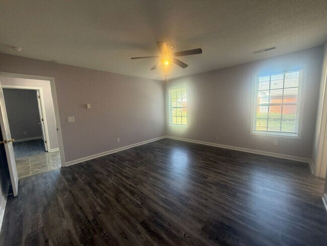 Building Photo - 3560 Oleander Dr