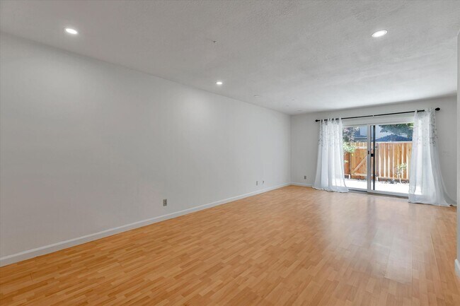 Building Photo - 122 Flynn Ave