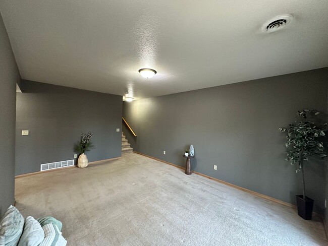 Building Photo - 3 Bed, 2 Bath Condo for Rent in Evansdale, Ia