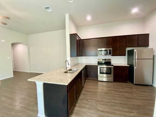 Building Photo - Luxury Duplex in Seguin!