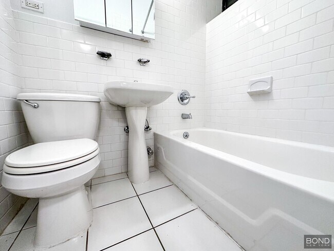 Building Photo - 228 E 89th St
