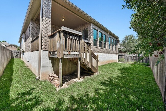 Building Photo - 640 Loma Cedro Bend