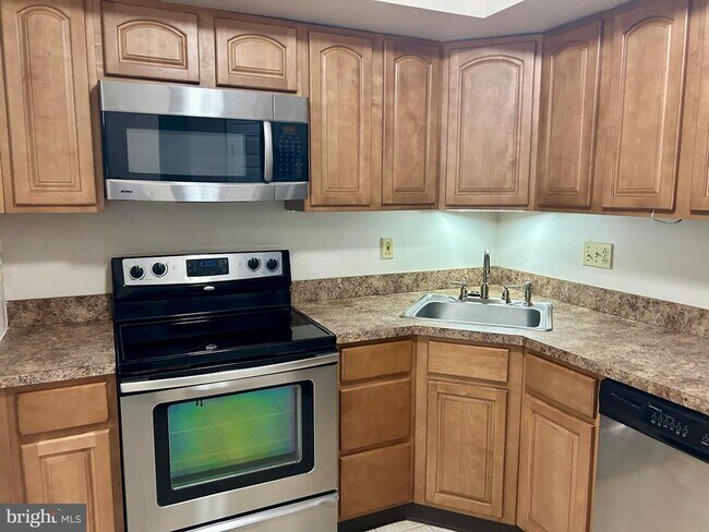 Building Photo - 1905 N Glen Dr