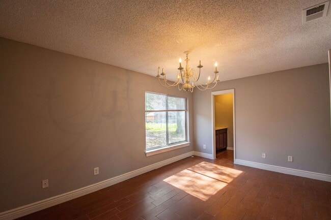 Building Photo - 704 Putt Ln