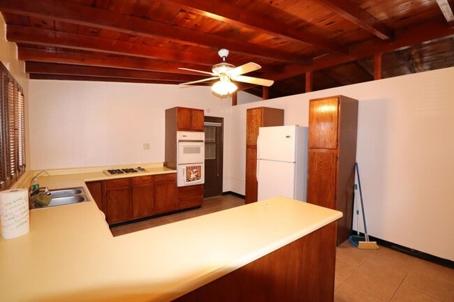 Building Photo - 3 Bedroom 2 Bathroom