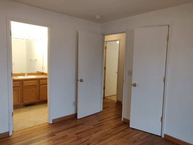 Building Photo - 2x2 duplex with a fenced yard, single-car ...