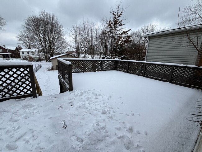 Building Photo - Beautiful 3 Bedroom Home with Large Back Yard and Deck!