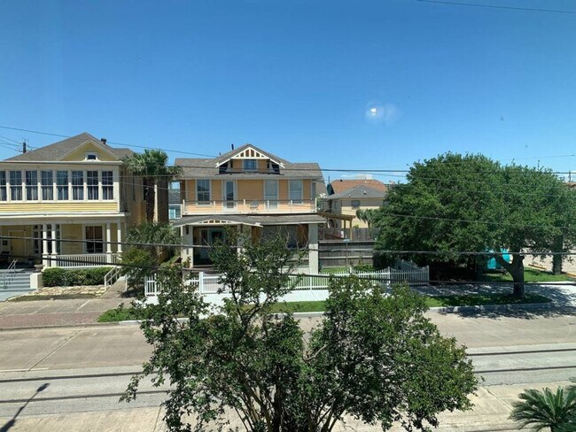 Building Photo - 2317 Bernardo De Galvez Ave