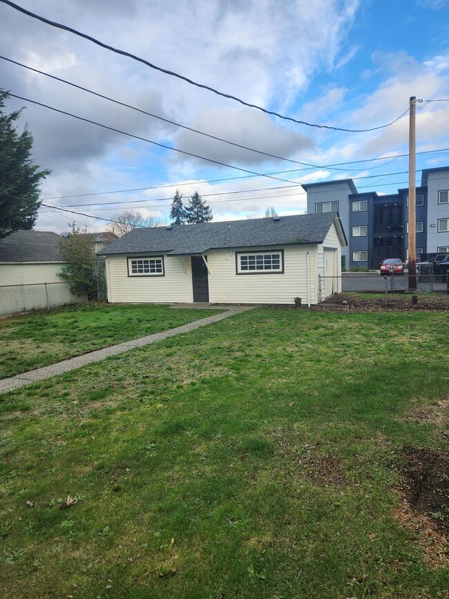 Building Photo - Charming 2 BR 1 Ba Single Family Residence Near Mall and Restaurants