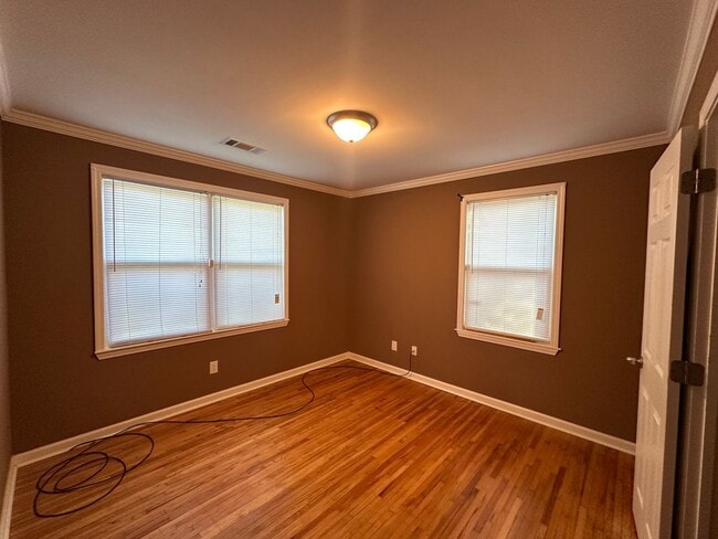 Building Photo - Forest Hills Cutie