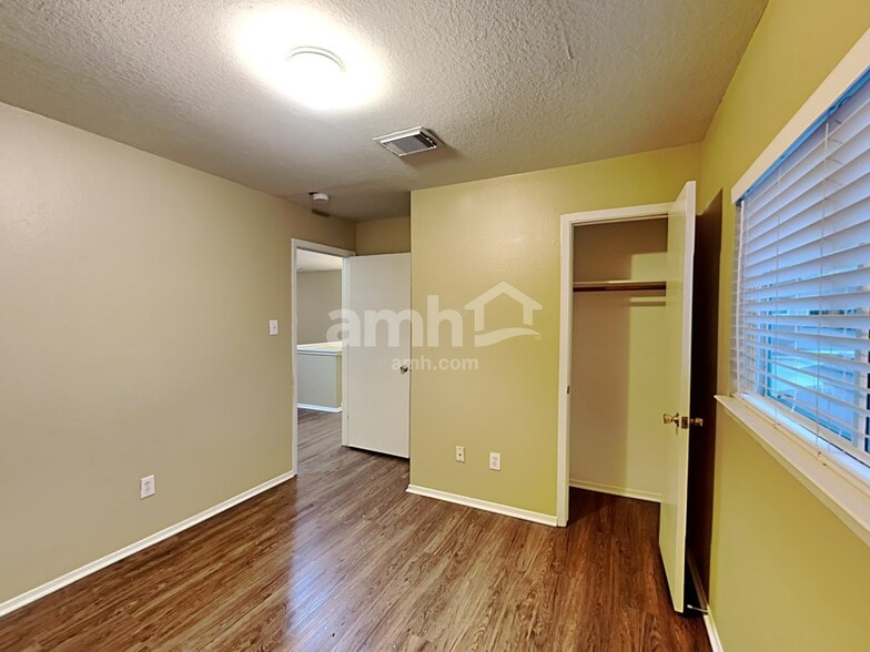 Building Photo - 6114 Elton Knolls St