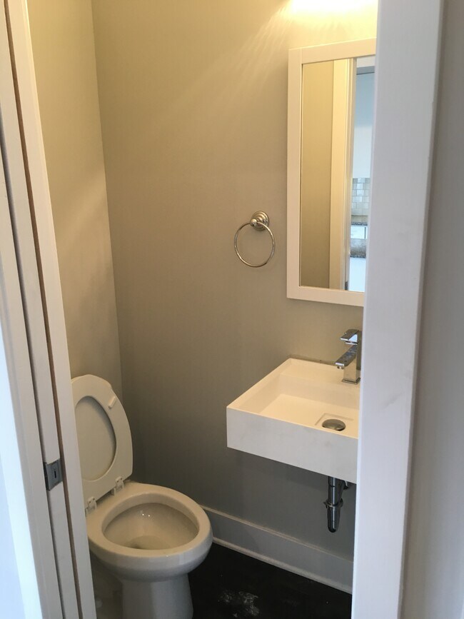 Building Photo - 1515 N Mascher St