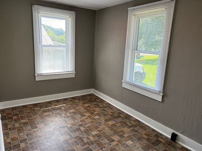 Building Photo - 2 Bedroom / 1 Bath Home Kingsport TN