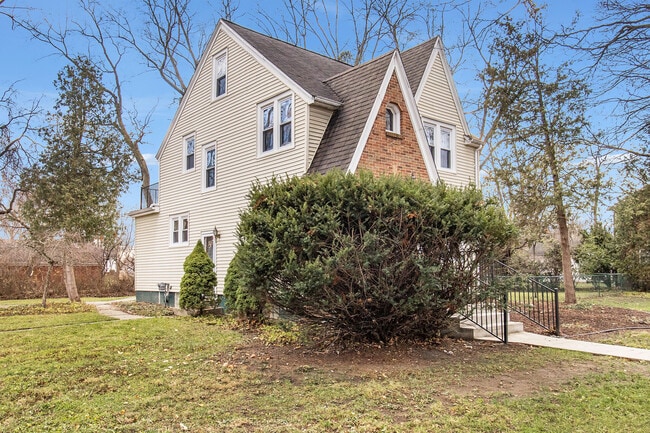 Building Photo - 5 Wenonah Dr