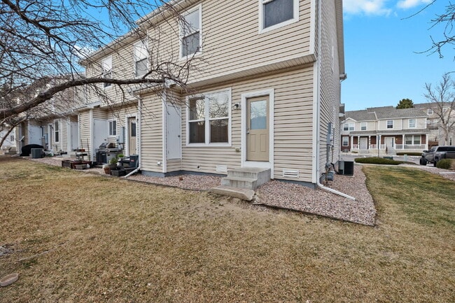 Building Photo - Well maintained pet friendly townhome, close to downtown.