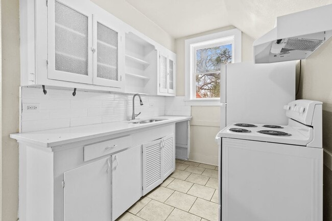 Building Photo - 1618 W Kings Hwy