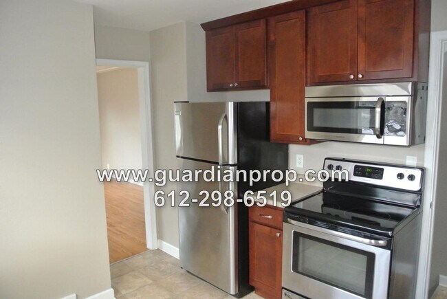 Building Photo - House in Midway Available August 1, Hardwo...