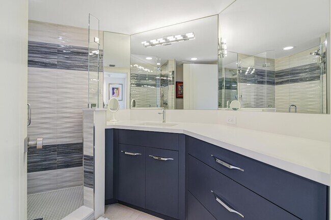 Building Photo - 100 SE 5th Ave