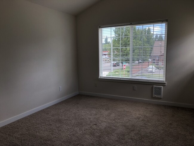 Building Photo - Beautiful Townhouse in Prime Tigard Locati...