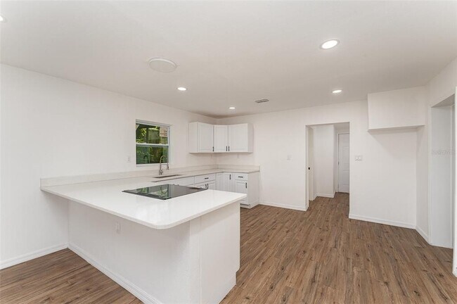 Building Photo - 833 N Suwannee Ave