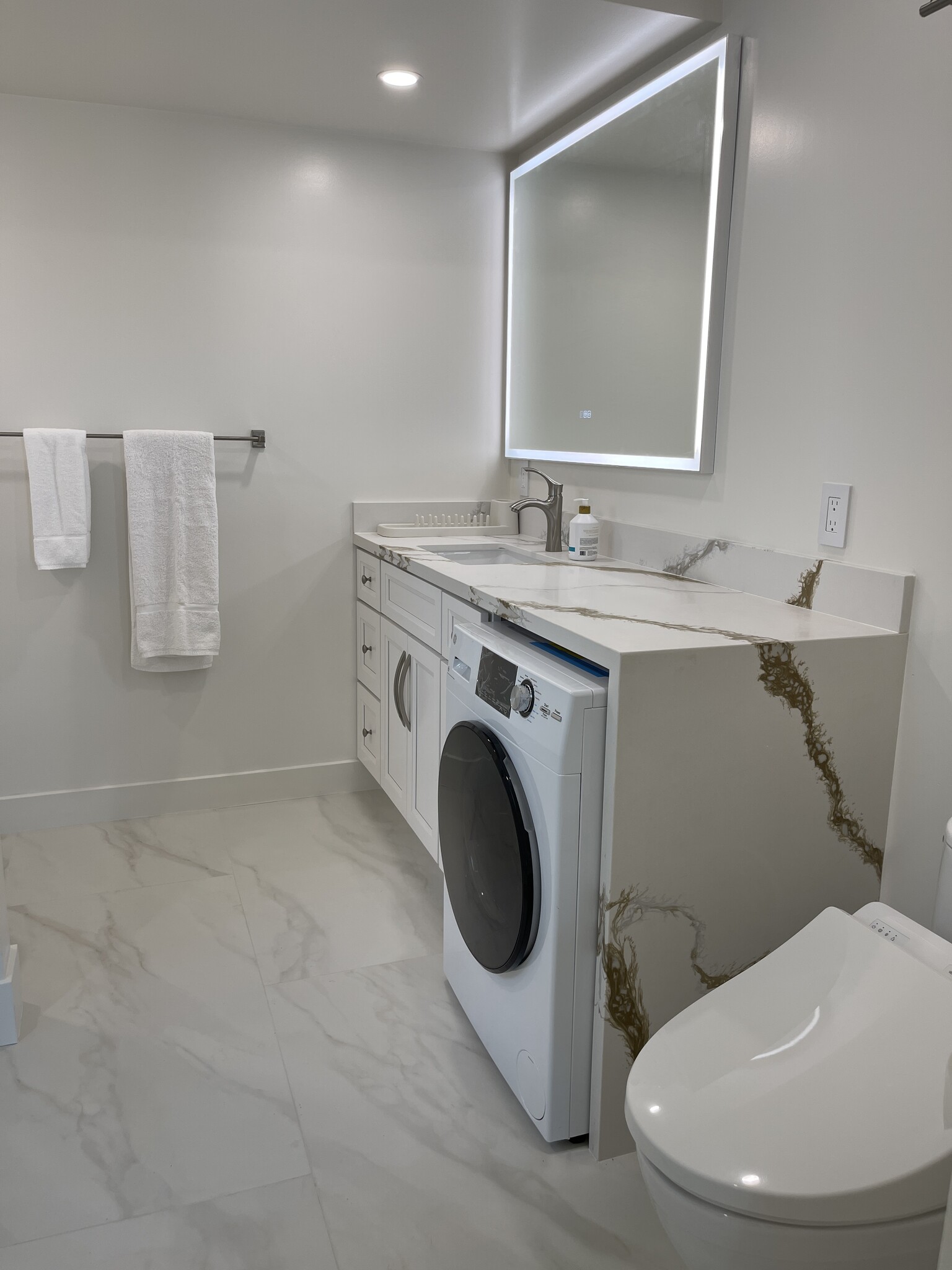 Building Photo - 633 Rocca Ave