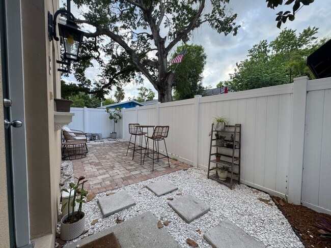 Building Photo - Private Townhouse in Heart of South Tampa