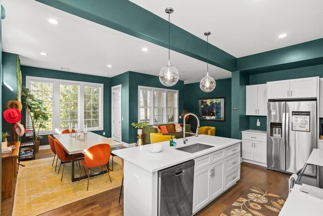 Building Photo - 4 BEDROOM, 5 BATH, 2-CAR GARAGE-