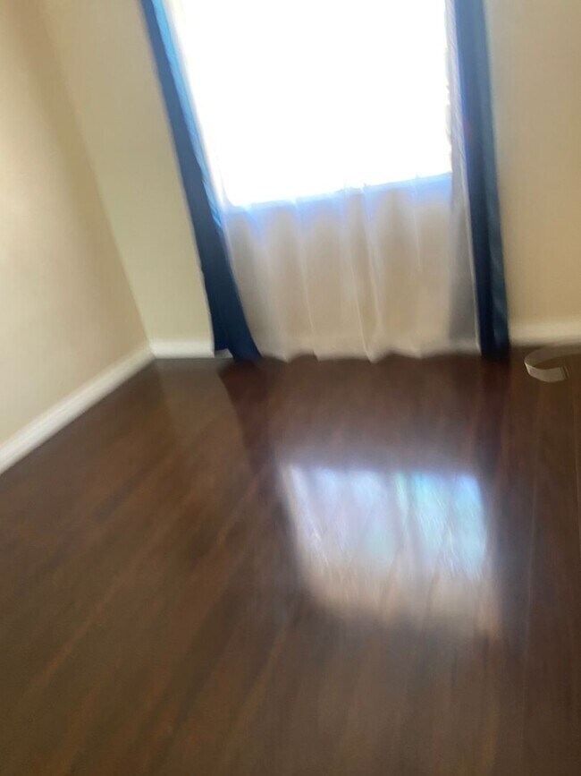 Building Photo - *Special* Large open concept 3 bedroom 2.5...