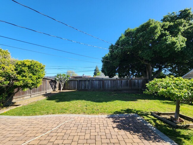 Building Photo - 3 bedroom home in San Mateo