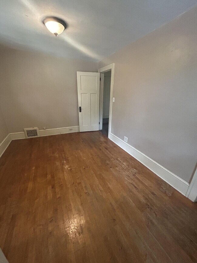 Building Photo - 4 Bedroom, 1.5 Bathroom - Available Now!
